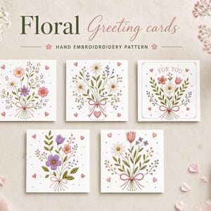 Puede incluir: Cinco tarjetas de felicitación cuadradas con patrones de bordado a mano de ramos de flores en rosa, morado y blanco. Cada tarjeta muestra tallos, hojas y corazones pequeños. Una tarjeta incluye el texto FOR YOU sobre un arreglo floral.