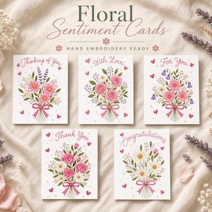 Può includere: Cinque cartoline rettangolari bianche con illustrazioni di bouquet floreali e il testo Thinking of You, With Love, For You, Thank You e Congratulations. Ogni cartolina include nastri rosa, piccoli cuori e disegni pronti per il ricamo.