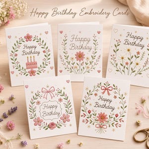 Może przedstawiać: Pięć białych kartek okolicznościowych z haftowanymi wzorami i napisem Happy Birthday. Kartki przedstawiają wieńce kwiatowe, różowy tort i kokardy w odcieniach różu, zieleni i bieli. Każda kartka jest ozdobiona małymi gwiazdkami i serduszkami.