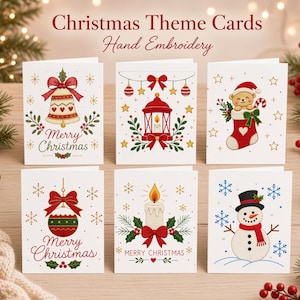 Puede incluir: Seis tarjetas de felicitación blancas con diseños bordados a mano de una campana navideña, un farol rojo, un osito en un calcetín, un adorno decorado, una vela encendida y un muñeco de nieve, con el texto Christmas Theme Cards Hand Embroidery.