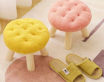 Taburete redondo pequeño tapizado con patas de madera, reposapiés, taburete para zapatos, taburete cómodo de bouclé para sala de estar y dormitorio.