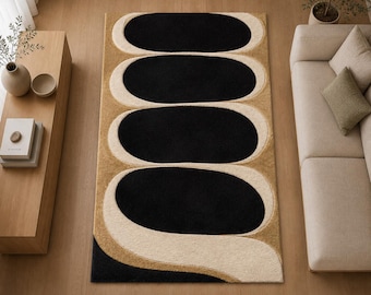 Tappeto moderno in lana trapuntato a mano con motivo geometrico, colore nero, beige e crema, ideale per soggiorno in stile scandinavo minimalista.