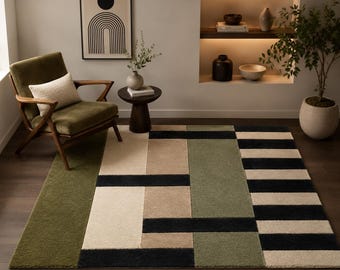 Tappeto in lana trapuntato a mano, motivo geometrico verde oliva, crema, beige e nero.