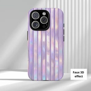 Pode incluir: Uma capa de telemóvel com um padrão de riscas verticais e um acabamento holográfico, iridescente e violeta claro que cria um efeito 3D. A capa tem uma área de câmara preta com três lentes circulares, um flash e botões laterais.