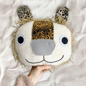 Speelgoedleeuw, leeuwenkussen, tijgeraccessoires, babyspeelgoedleeuw, pluche leeuw, leeuwenkussen, kinderkamerinterieur, babyjungle kindersafari, kinderinrichting