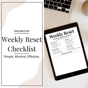 Può includere: Un PDF stampabile digitale intitolato "Weekly Reset Checklist" con un design minimalista. L'elenco di controllo è visualizzato su un tablet, con un laptop e uno sfondo neutro. Il testo include "Simple. Minimal. Effective."
