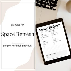 Op de afbeelding: Een digitale tablet met een "Space Refresh" checklist, met secties voor de keuken, badkamer, woonkamer en slaapkamer. De tekst "Simple. Minimal. Effective." is ook zichtbaar. Een laptop en een klein beige object staan op de achtergrond.