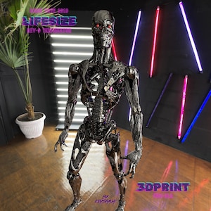 Pode incluir: Uma figura de Terminator Rev-9 em tamanho real com uma estrutura esquelética preta metálica e olhos vermelhos brilhantes. A figura apresenta detalhes mecânicos intrincados no tronco, braços e pernas, num quarto escuro com luzes neon.