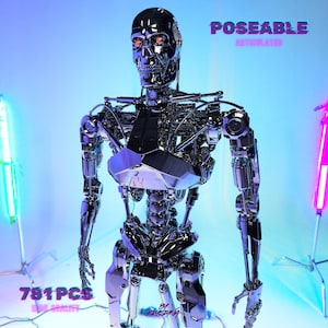 Könnte beinhalten: Eine verchromte, bewegliche Roboterfigur mit roten Augen. Die Figur ist beweglich und hat ein Skelett-Design. Der Text auf dem Bild lautet "POSEABLE ARTICULATED", "781 PCS HIGH QUALITY" und "BY KRISTINA".