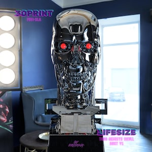 Puede incluir: Un busto de calavera T-800 Genisys cromado de tamaño natural con ojos rojos brillantes. El busto presenta intrincados detalles mecánicos y está etiquetado como "Lifesize" y "T800 Genisys Skull Dust V1". El texto "3DPRINT FDM-SLA" también es visible.