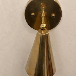Applique a cono in ottone grezzo, lampada da parete in stile Mid-Century italiano per arredamento moderno.