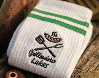 Geborduurde grillsokken | Gepersonaliseerde BBQ-sokken | Aangepaste naamsokken | Grappig cadeau voor hem | Cadeau zomercookout | Cadeau-idee voor vader