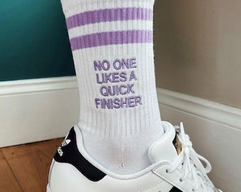 Chaussettes brodées personnalisées, cadeau personnalisé d'anniversaire, cadeau personnalisé pour enterrement de vie de jeune fille, chaussettes tendance blanches