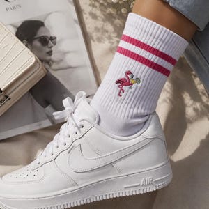 Pink Flamingo Gestickte Crew Socken | Lustige Flamingo Socken | Süße weiße Sportliche Socken | Geschenk für Sie | Retro Ringelsocken | Sommer Vibes