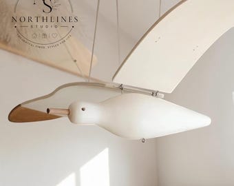 Móbile de gaivota voadora de madeira, decoração escandinava para quarto de bebê, enfeite de pássaro para pendurar, decoração costeira para quarto de bebê, móbile Montessori para teto