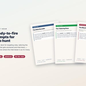 Op de afbeelding: Een set van 52 printbare kaarten genaamd The Kept Hour, met 48 AI-prompts voor het zoeken naar een baan. De kaarten bevatten categorieën zoals The Role Decoder, The Tailoring Pass en The Mock Interviewer, met tekstinstructies voor elke prompt.