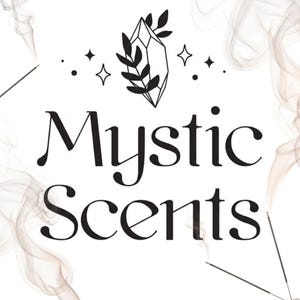 Könnte beinhalten: Schwarz-weiß Logo für "Mystic Scents" mit einem Kristall- und Blätter-Design. Räucherstäbchen und Rauch sind sichtbar, was auf Aromatherapie-Produkte hindeutet. Das Design beinhaltet Sterne und Punkte.