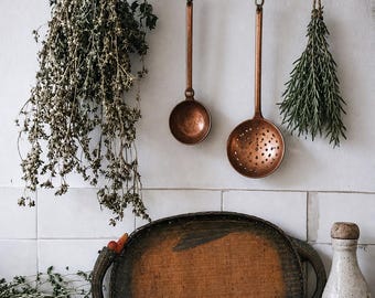Vassoio vintage in vimini con anatre – vassoio rustico intrecciato a mano con manici in legno intagliato – decorazione Mid Century