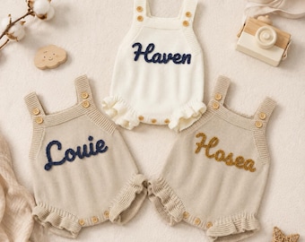 Op maat gebreide babyromper met naam - minimalistische handgeborduurde babyromper - unisex zomerbabykleding - eerste verjaardagscadeau