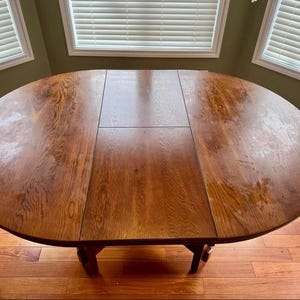 Mesa de comedor redonda extensible de madera maciza – Acabado rústico marrón