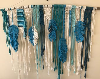 Hecho a mano y suspendido en madera rústica.