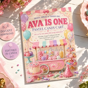 Op de afbeelding: Een rechthoekige uitnodigingskaart met een illustratie van een pastelkleurige snoepkar, een verjaardagstaart met een kaarsje in de vorm van een één en ballonnen. De tekst luidt: Ava is one, pastel candy cart, sweets, smiles & turning one, join us for one sweet little candy celebration, Saturday, August 8, 2026 at 11:00 AM, Ava's Candy Cart, 12 Sugar Lane, RSVP by July 31.