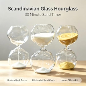 Puede incluir: Tres relojes de arena de cristal transparente con formas orgánicas irregulares. Los relojes de la izquierda y el centro contienen arena blanca, mientras que el de la derecha contiene arena dorada. Texto: Scandinavian Glass Hourglass, 30 Minute Sand Timer, Modern Desk Decor, Minimalist Sand Clock, Home Office Gift.