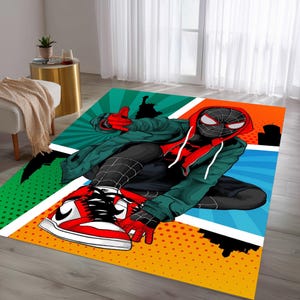 K&ouml;nnte beinhalten: Rechteckiger Teppich mit einer Comic-Illustration eines Superhelden in einem rot-schwarzen Anzug, einer gr&uuml;nen Jacke und roten Schuhen. Der Teppich hat einen bunten Hintergrund mit der Freiheitsstatue und der Skyline.