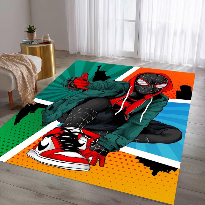 K&ouml;nnte beinhalten: Rechteckiger Teppich mit einer Comic-Illustration eines Superhelden in einem rot-schwarzen Anzug, einer gr&uuml;nen Jacke und roten Schuhen. Der Teppich hat einen bunten Hintergrund mit der Freiheitsstatue und der Skyline.