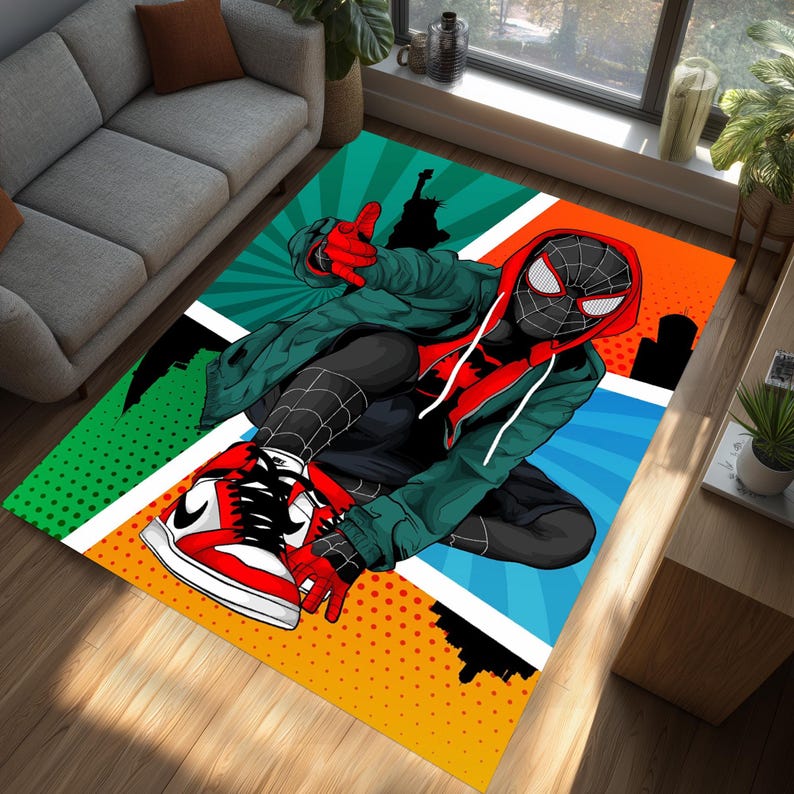 K&ouml;nnte beinhalten: Ein rechteckiger Teppich mit einer Comic-Illustration eines Superhelden in einem rot-schwarzen Anzug, einer gr&uuml;nen Jacke und rot-wei&szlig;en Turnschuhen. Der Hintergrund hat ein Pop-Art-Design mit der Freiheitsstatue und Stadtsilhouetten.