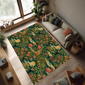 Peut inclure: Un tapis rectangulaire avec un motif de jungle sur fond vert foncé. Le motif comprend des flamants roses, des zèbres, des toucans, des tortues et des léopards au milieu d'un feuillage et de fleurs luxuriants. Le tapis est dans un salon.