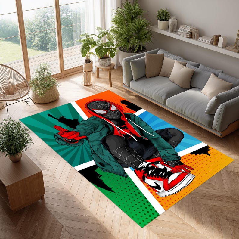 K&ouml;nnte beinhalten: Ein rechteckiger Teppich mit einer Comic-Illustration eines Superhelden in einem schwarz-roten Anzug, einer gr&uuml;nen Jacke und roten Turnschuhen. Der Teppich hat einen farbenfrohen Hintergrund mit orangefarbenen, gr&uuml;nen und blauen Abschnitten. Der Teppich befindet sich in einem Wohnzimmer.