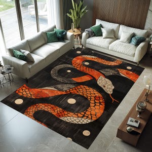Può includere: Un grande tappeto rettangolare con un audace design a serpente. Il tappeto presenta uno sfondo nero con un motivo a serpente arancione e grigio. Le squame e i motivi del serpente sono finemente dettagliati, creando un pezzo forte per qualsiasi spazio abitativo, circa 200 cm x 300 cm.