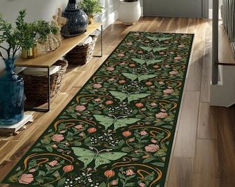 Dywan Botanical Moth Runner, ciemnozielony dywan w kwiaty do przedpokoju, dywan Cottagecore Nature Decor