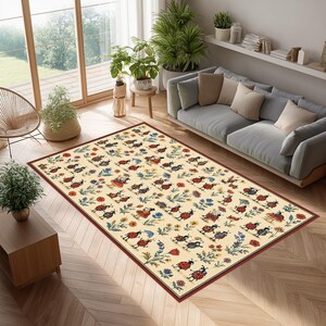 Peut inclure: Un tapis rectangulaire au fond crème orné d'un motif répétitif de coccinelles rouges, de fleurs variées et de petits champignons. Le tapis présente une fine bordure rouge foncé et est posé sur un sol en bois clair.