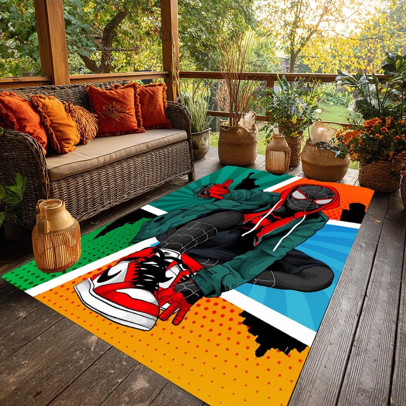 K&ouml;nnte beinhalten: Rechteckiger Outdoor-Teppich mit einer Comic-Illustration eines Superhelden in einem schwarzen Anzug, roten Handschuhen und rot-wei&szlig;en Turnschuhen. Der Teppich hat einen gr&uuml;nen, orangefarbenen und blauen Hintergrund mit einer Stadtsilhouette.