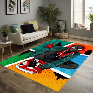 K&ouml;nnte beinhalten: Rechteckiger Teppich mit einer Comic-Illustration eines Superhelden in einem schwarz-roten Anzug, gr&uuml;nem Kapuzenpullover und roten Turnschuhen. Der Teppich hat einen farbenfrohen Hintergrund mit gr&uuml;nen, orangefarbenen und blauen Abschnitten.