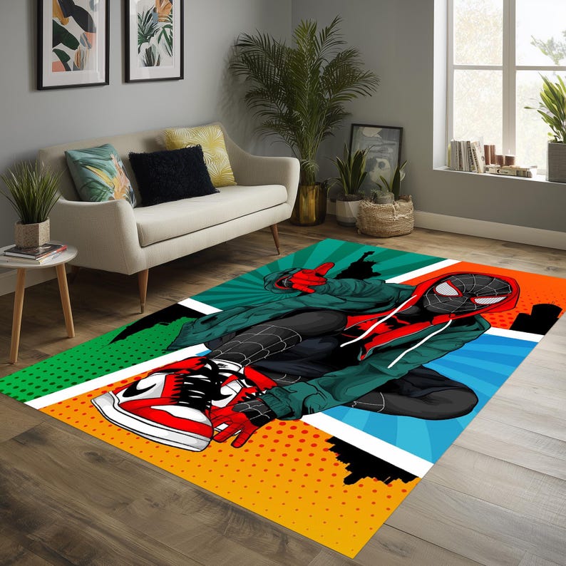 K&ouml;nnte beinhalten: Rechteckiger Teppich mit einer Comic-Illustration eines Superhelden in einem schwarz-roten Anzug, gr&uuml;nem Kapuzenpullover und roten Turnschuhen. Der Teppich hat einen farbenfrohen Hintergrund mit gr&uuml;nen, orangefarbenen und blauen Abschnitten.