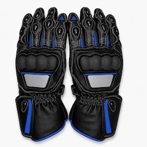 Könnte beinhalten: Ein Paar schwarze Motorradhandschuhe aus Leder mit blauen Akzenten, schützenden Hartschalen-Knöchelprotektoren, verstärkter Fingerpolsterung und silbernen reflektierenden Einsätzen auf dem Handrücken sowie verstellbaren Handgelenkverschlüssen.