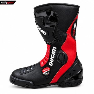 Puede incluir: Una bota de moto negra y roja con el texto blanco DUCATI en el lateral y la espinillera. La bota incluye un parche con el logo DUCATI CORSE, un protector de talón negro brillante y una zona de la puntera negra texturizada con almohadilla.