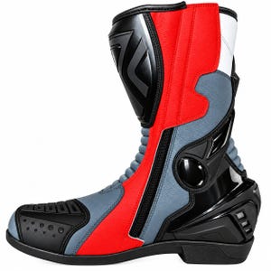 Peut inclure: Une botte de moto présentant un coloris rouge, gris et noir. La botte comprend une protection de tibia noire, une fermeture éclair latérale et une structure de soutien de talon noire. L'avant du pied possède un panneau texturé noir perforé.