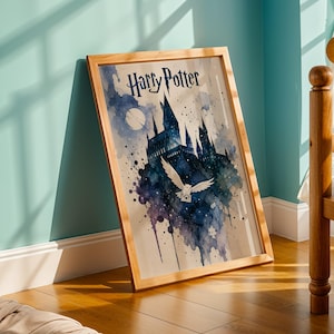 Puede incluir: Un cuadro enmarcado con la inscripción "Harry Potter". La obra de arte muestra la silueta de un castillo en acuarela azul y morada, con un búho blanco. El marco es de madera clara. El cuadro está apoyado en una pared.