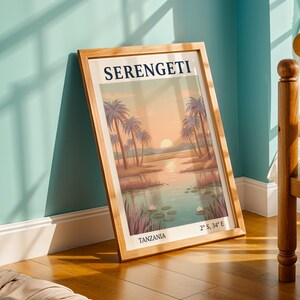 Póster del Serengeti - Ilustración de viaje vintage, texto azul marino, fondo crema, río verde azulado, puesta de sol color melocotón.