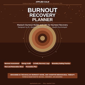 Könnte beinhalten: Braune Grafik mit dem Text "BURNOUT RECOVERY PLANNER" und "Maslach Burnout Model and CBT for Burnout Recovery". Das Design beinhaltet ein kreisförmiges Muster und die Wörter "Burnout Assessment", "Energy Audit" und "14 Daily Recovery Logs".