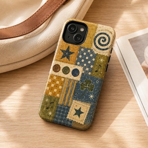 Peut inclure: Une coque de smartphone avec un motif patchwork dans des tons jaune moutarde, vert olive et bleu marine. Le design comprend des étoiles, des pois, une spirale, des notes de musique, un trèfle et trois petits boutons circulaires alignés.