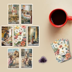 Puede incluir: Un juego de cartas de tarot con varias ilustraciones, incluyendo un niño en una trona, un grupo alrededor de una cama, una persona cocinando, un patrón floral, una persona haciendo yoga, un niño con un camello y una persona paseando perros, con una taza roja y amatista.