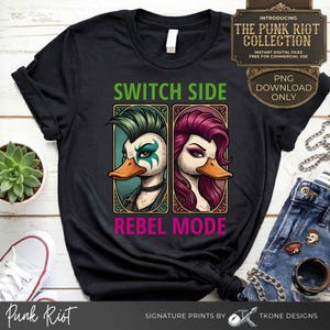 Puede incluir: Camiseta negra con un diseño gráfico de dos patos punk, uno con pelo verde y otro con pelo rosa, y los textos "SWITCH SIDE" y "REBEL MODE". El diseño también incluye el texto "THE PUNK RIOT COLLECTION".