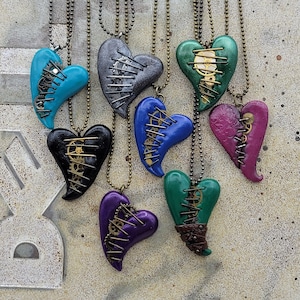 Heart pendants, Curled tail