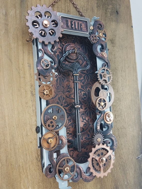 ★☆　Oder Relic 　★☆ Round glass-fronted yellow-metal reliquary theca housing the