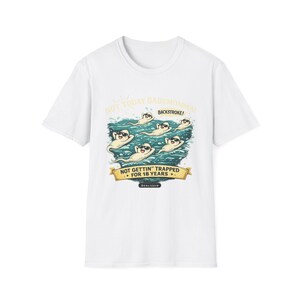 Peut inclure: T-shirt blanc avec un motif humoristique de spermatozoïdes portant des lunettes de soleil nageant dans un océan bleu. Le texte dit "NOT TODAY BABY MOMMA! BACKSTROKE!" et "NOT GETTIN' TRAPPED FOR 18 YEARS."